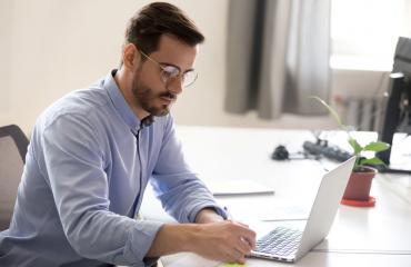 A_student_studyig_in_front_of_his_computer
