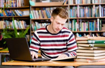 A_student_studying