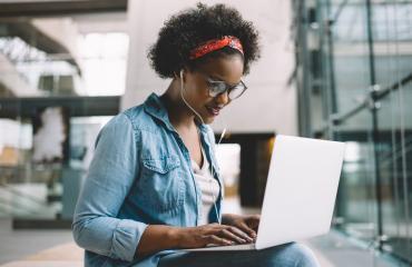 Etudiante travaillant sur son ordinateur