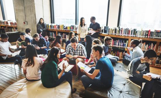 étudiants dans une bibliothèque